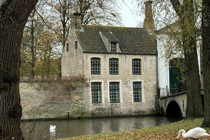 2-Hour Historical Walking Tour in Bruges with Praline Included - Stoofstraat and Katelijnestraat: the sweet side and the dark side