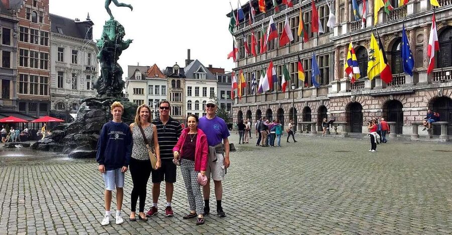 Antwerp: City Highlights Walking Tour - Handschoenmarkt: finding your guide at Nello and Patrasche