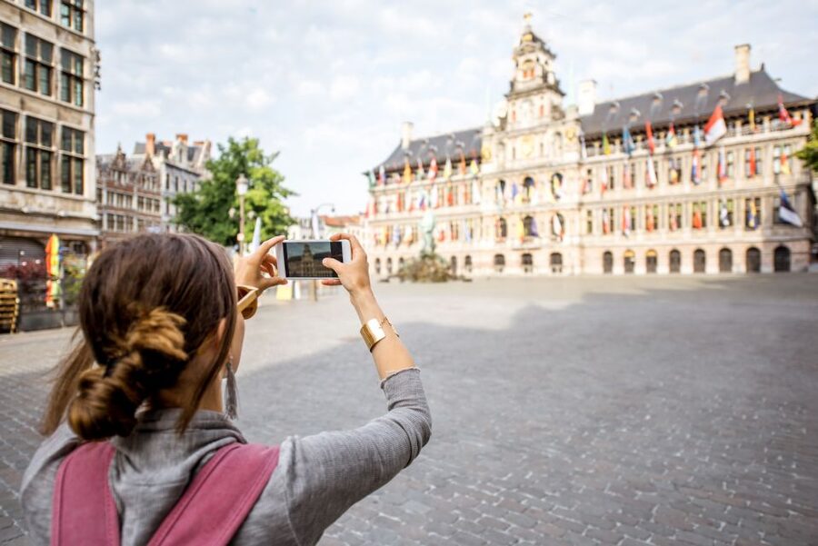 Antwerp: Insta-Perfect Walk with a Local - What to bring so your phone does not sabotage the photos