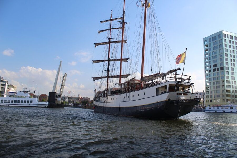 Antwerp: Private Old Harbour Boat Tour Incl. Drinks & Snacks - Asiadok: finishing with long dock views and a sense of scale