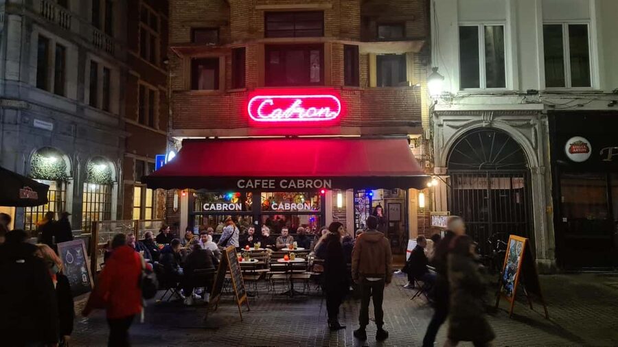 Antwerp: Pub Crawl in the Historical City - Why the guide turns a crawl into a proper experience