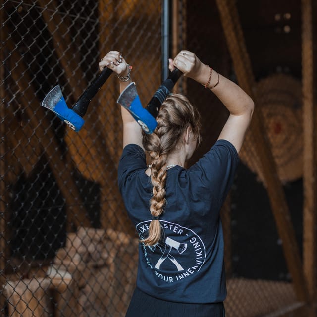 AXE THROWING EXPERIENCE IN ANTWERP - Private Lanes and the 4-Per-Lane Setup