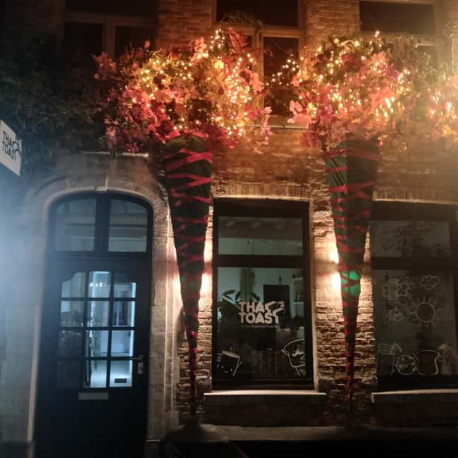 Bruges, Bike Tour with Chocolate Tasting & Hot Wine/Chocolat - How the guide stories turn streets into something you remember