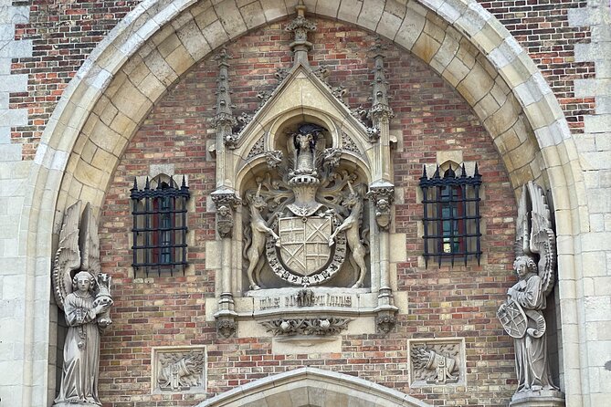 Bruges by a Local: Exciting Stories, Mysteries, People and Choco - 2be Beer Wall: A Bonus Stop for Beer Lovers