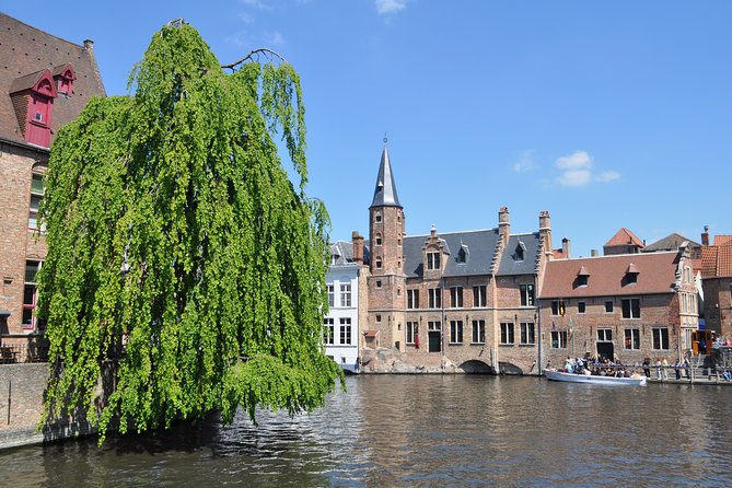 Bruges by bike with friends and family! - What makes the guide stops work (and why the ride is fun)