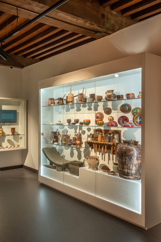 Bruges: Choco-Story Museum with Audio Guide and Tastings - The Demo Finale and Tastings: Pralines, Chocolate Buttons, and How to Get the Most