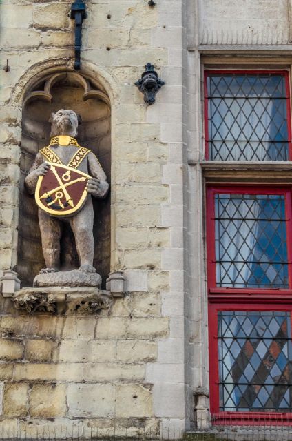 Bruges: Express Walk with a Local in 60 minutes - The local guide element: facts plus real-life tips
