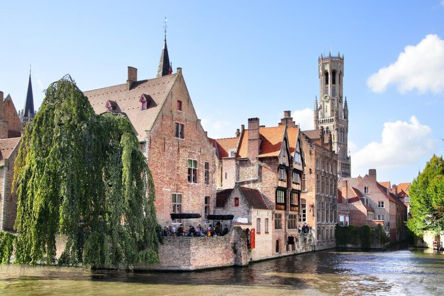 Bruges: Express Walk with a Local in 60 minutes - Group size, walking pace, and the “weather plan”