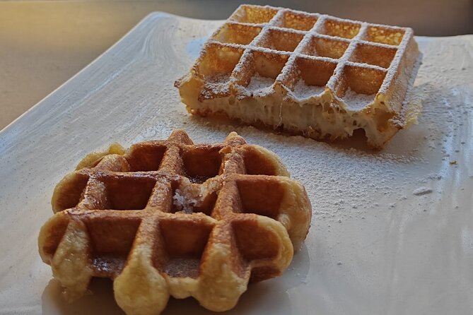 Bruges Food Tour with Full Meal & Drinks by Do Eat Better - Ending back at De Burg with waffles, Bruxelles vs Liegi