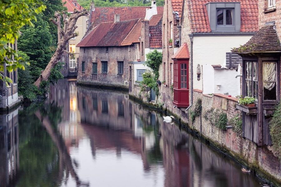 Bruges: Guided Tour & Boat Ride with Optional Beer Tasting - Rozenhoedkaai to Huidenvettersplein: the classic canal-photo stretch