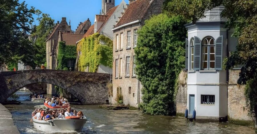 Bruges: Guided Tour & Boat Ride with Optional Beer Tasting - The canal boat cruise at Rozenhoedkaai: see Bruges from the water