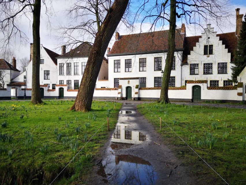 Bruges: Guided Walking Tour - Gruuthuse Palace and Rozenhoedkaai: the canal-photo moment with meaning