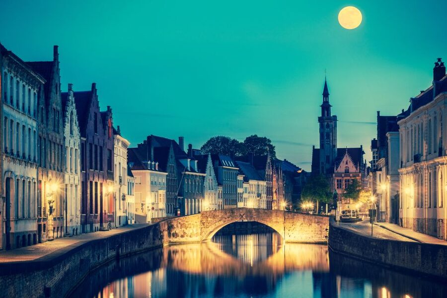 Bruges: Guided Walking Tour - Huidenvettersplein, Burg Square, and the Gothic Town Hall