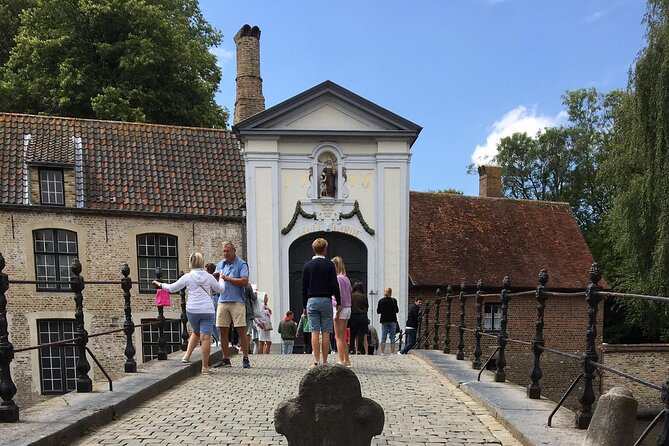 Bruges’ Legends and Hidden Treasures: A Self-Guided Audio Tour - Getting set up at Markt Square and letting the app handle the timing