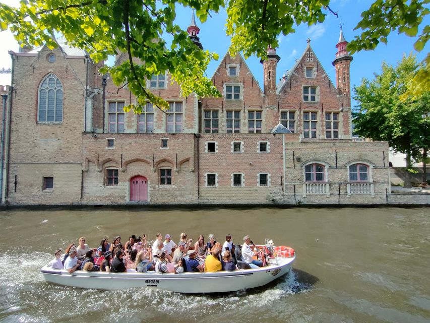 Bruges: Small Group Boat Cruise and Guided Walking Tour - Fish Market Vismarkt and the 126 columns, a market view without the bustle