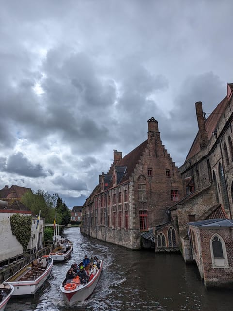 Bruges: Walking Tour with Hot Chocolate & Chocolate Tasting - Key points before you go