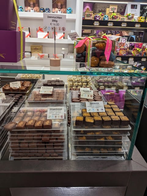 Bruges: Walking Tour with Hot Chocolate & Chocolate Tasting - Three chocolate shops, what you should focus on