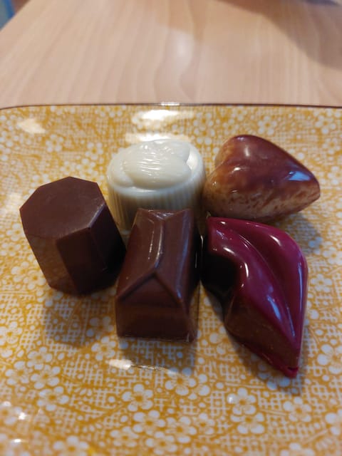 Bruges: Walking Tour with Hot Chocolate & Chocolate Tasting - Finding the guide at FNAC, no guesswork