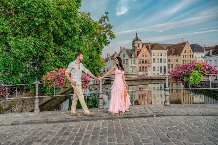 Bruges : Your private 1 hour photoshoot in the medieval city - How the photographer turns your theme into real poses
