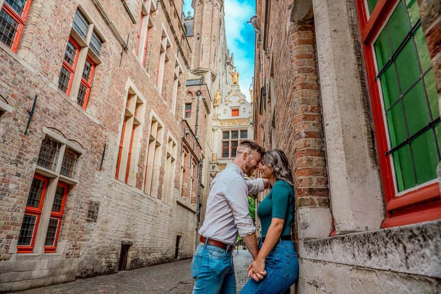 Bruges : Your private 1 hour photoshoot in the medieval city - Photo stops and guided walking: what you cover in one hour