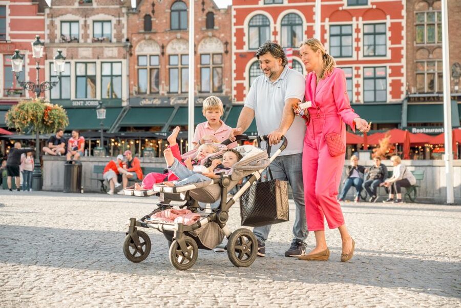 Bruges : Your private 30min. photoshoot in the medieval city - Getting started at Jan van Eyckplein, then going straight into photo mode