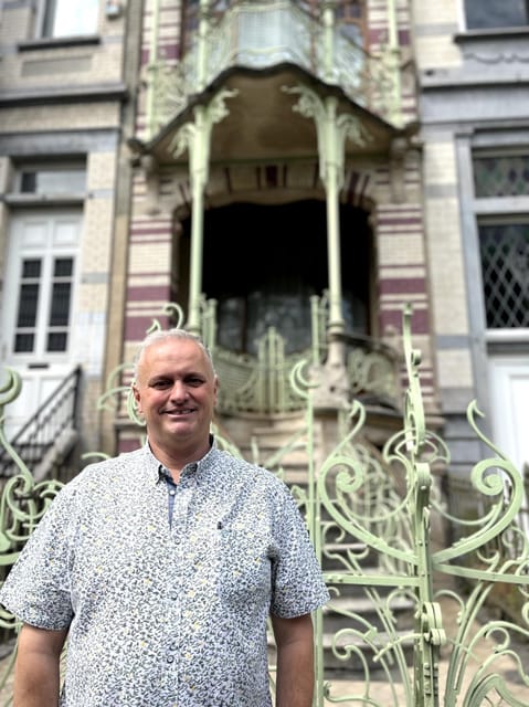 Brussels: 2-hours "Art Nouveau" Walking Tour - A quieter stretch: the longer mid-tour stop and the Hôtel Ciamberlani segment