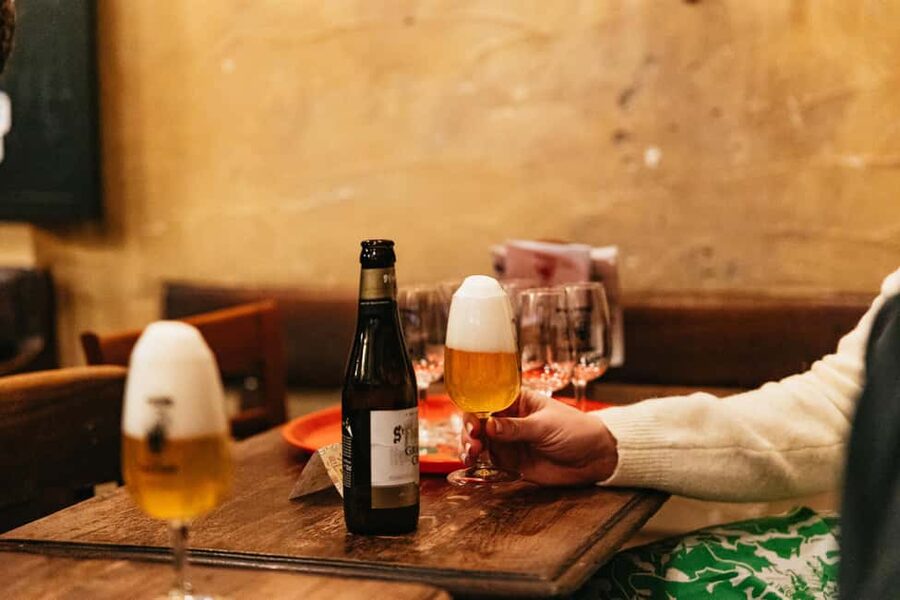 Brussels: Beer Tour with 6 Beers and 3 Chocolate Tastings - 6 Belgian beers: how the guide helps you order with confidence