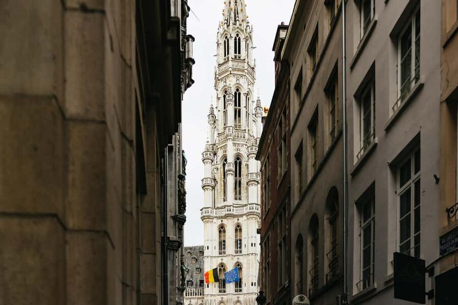 Brussels: Beer Tour with 6 Beers and 3 Chocolate Tastings - Guide energy, storytelling, and how it affects your day