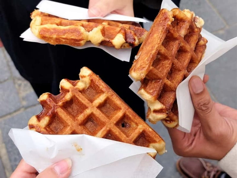 Brussels: City Center Guided Food Tour with Tastings - Sweet Brussels: Liège waffles and Belgian chocolate stops