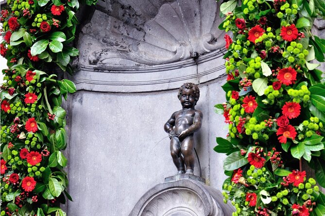 Brussels "Land of Comics": Street Art & Walking Tour - Stopping for views near the house of Tintin and more street details