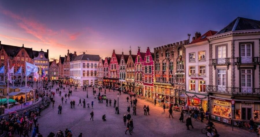 Brussels: Private Guided Tour of the City’s Top Highlights - Manneken Pis, small statue, big personality