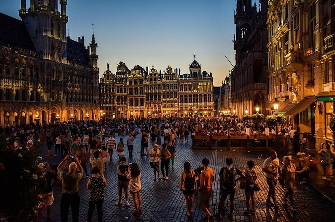 Brussels Pub Crawl Tour - How the guide keeps the night organized (without over-controlling it)