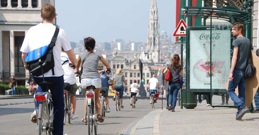 Brussels: Sightseeing Bike Tour - Grand Place, Manneken Pis, Marolles, and Mont des Arts photo moments