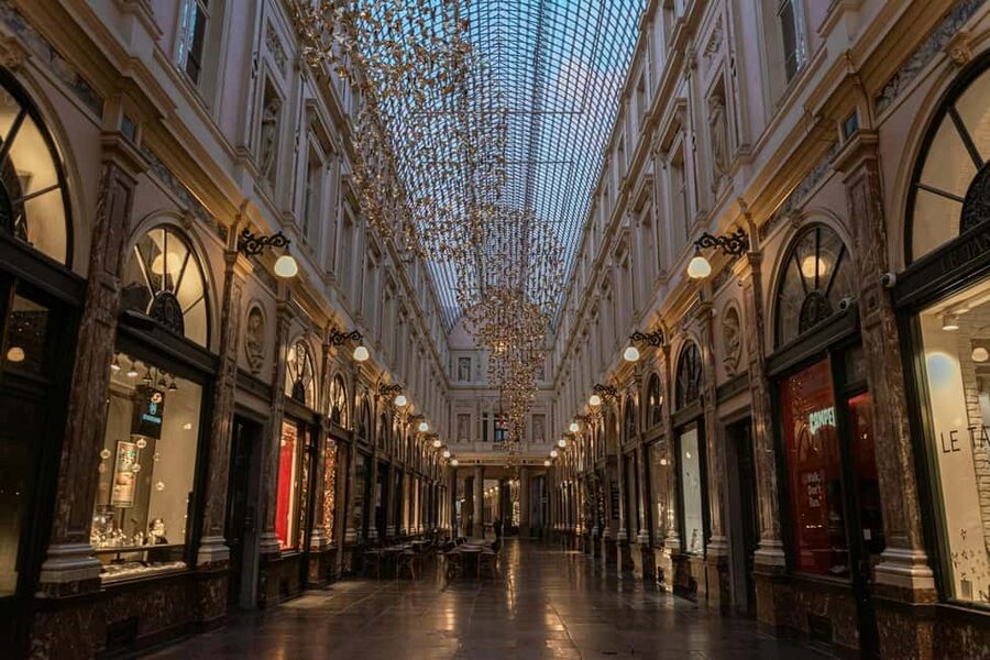 Brussels Uncovered: A Walking Tour Beyond the Postcards - Manneken Pis, the joke you should actually understand