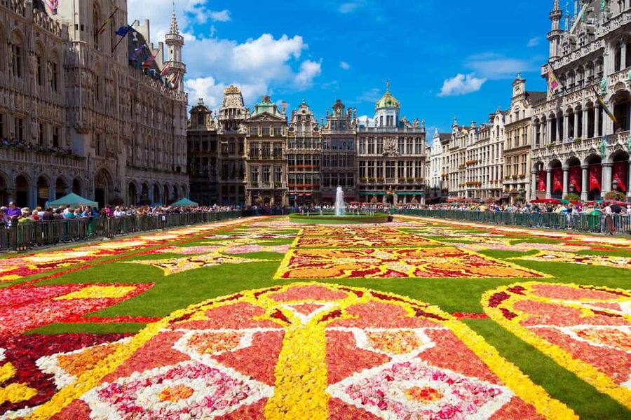 Brussels: Walking Food Tour with Chocolate, Beer, & Waffles - Chocolate tasting with Peru and Madagascar grand crus