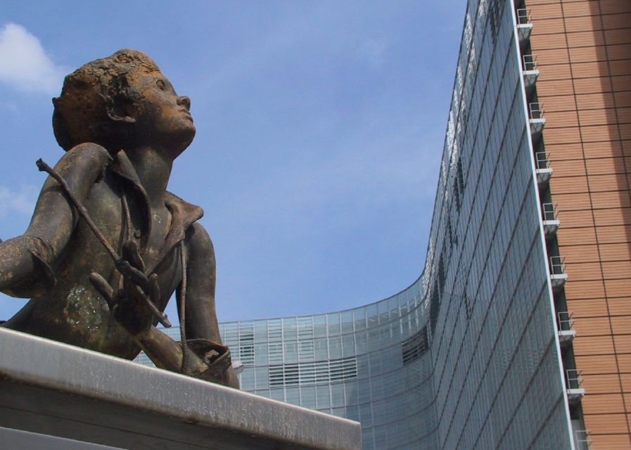 Brussels: Walking Tour from Central Station to Manneken Pis - Key highlights worth your attention