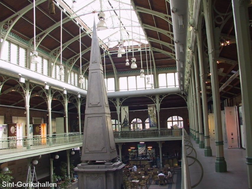 Brussels: Walking Tour from Central Station to Manneken Pis - Grand Place: Gothic Town Hall and gold-leaf guild houses up close
