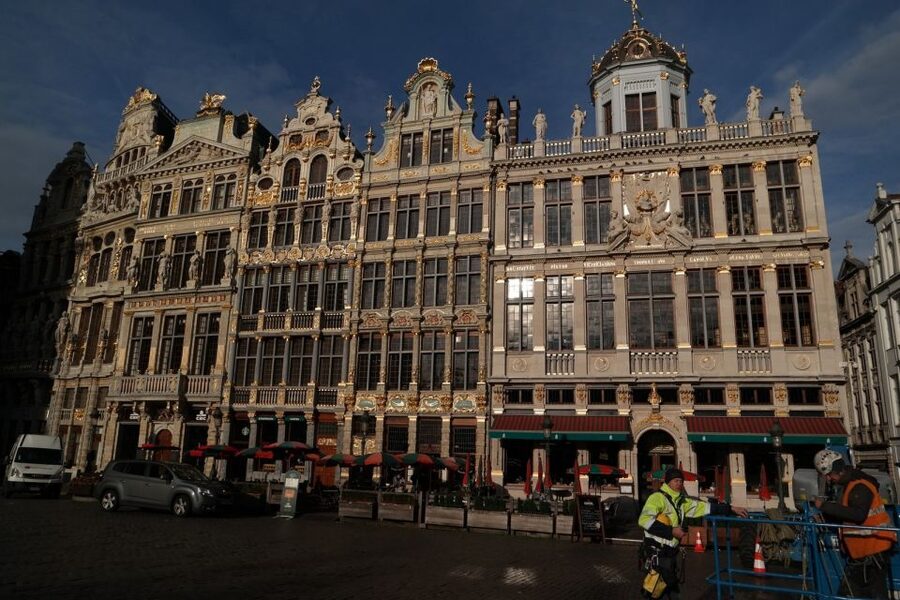 Brussels: Walking Tour from Central Station to Manneken Pis - Manneken Pis: 55 centimeters of history you will remember