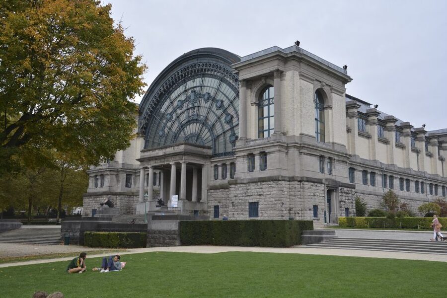 Brussels: Walking Tour from Central Station to Manneken Pis - Chocolate, waffles, beer, and museums, guided into the right direction