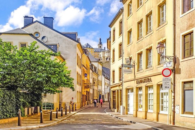 Bus day trip to Luxembourg and Dinant from Brussels - Guide experience: English quality, pace, and the group size reality