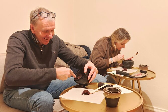 Chocolate history workshop Ghent - Your bar starts with grinding cacao beans, not melting chocolate