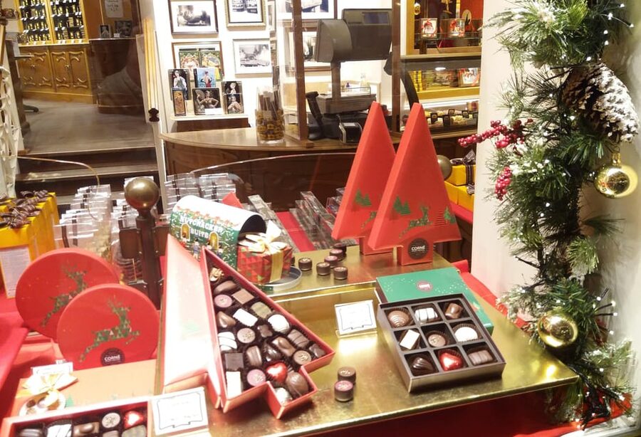 Discover the magic of Christmas in Brussels with a local guide - Entering Galeries royales Saint-Hubert, Christmas mode turned on