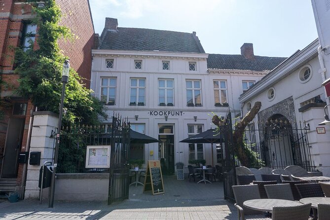 e-Scavenger hunt Hasselt: Explore the city at your own pace - Plopsa Indoor and Stadskantoor: Hasselt’s playful and official sides