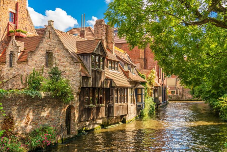 From Amsterdam: Bruges Day Trip in Spanish with Boat Option - The Spanish-Led Walking Tour: From Lake of Love to the Begijnhof