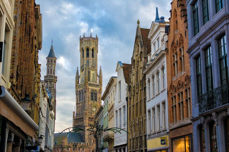 From Amsterdam: Bruges Day Trip in Spanish with Boat Option - Headphones, Radios, and Other Small Details That Matter