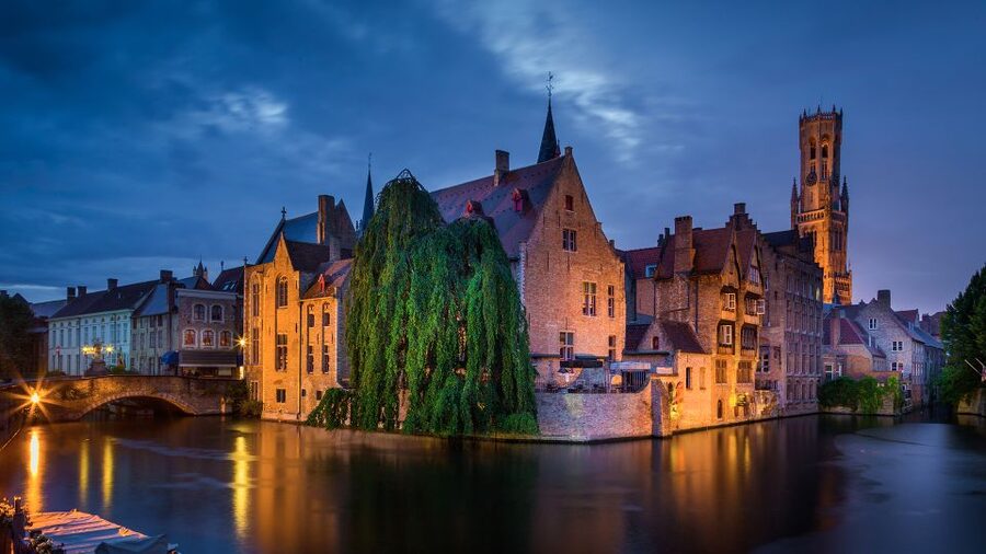 From Amsterdam: Bruges Day Trip in Spanish with Boat Option - From Amsterdam to Bruges: Meeting, Coaches, and Comfort
