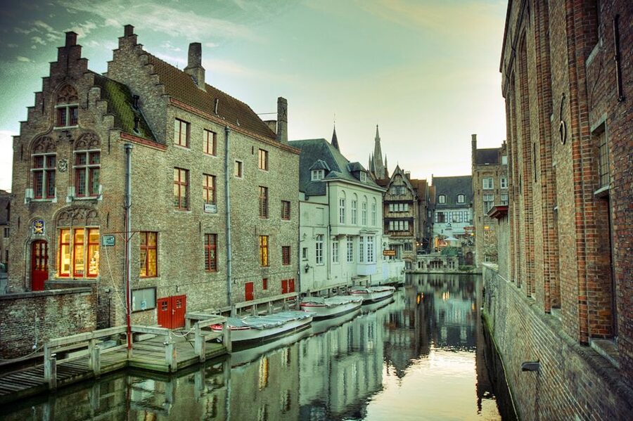 From Amsterdam: Day Trip to Bruges in Spanish or English - Key things that make this day trip work