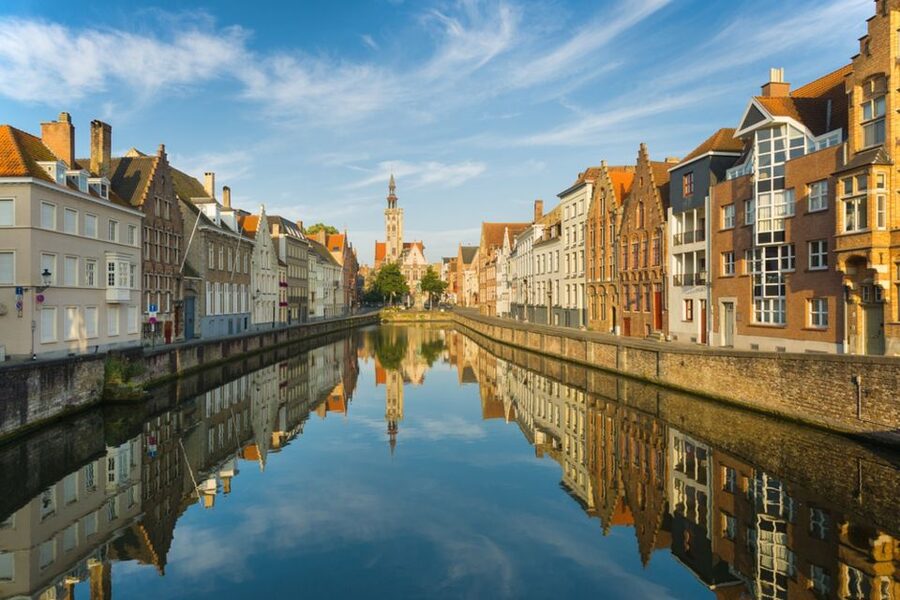 From Amsterdam: Day Trip to Bruges in Spanish or English - The ride itself: Belgium context plus route storytelling