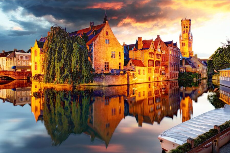From Brussels: Bruges Day Trip with Boat Tour Option (ES) - St. John’s Hospital, Our Lady Church, and Gruuthuse Palace