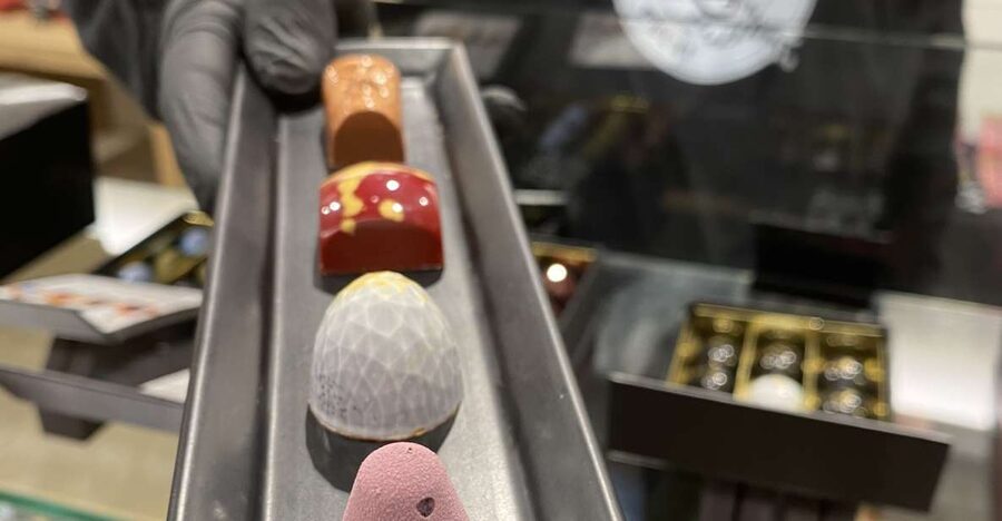 Ghent: Belgian Chocolate Walking Tour with Tastings - Open ateliers and the tastings that feel like real craft